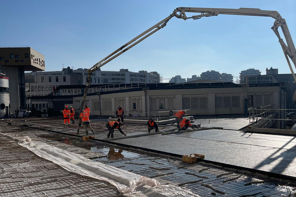 Bétonnage au pied du bâtiment P